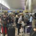 Kaos dhe radhë të gjata në aeroportin e Londrës/ Stafi fajëson gratë: Paketojnë shumë produkte…