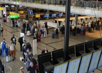 “Më tradhëton burri”, gruaja nxjerr armën dhe qëllon në mes të aeroportit
