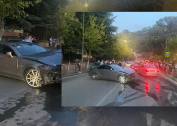 Makinat bëhen copa pas përplasjes në Berat/ Shkak i aksidentit dyshohet shpejtësia