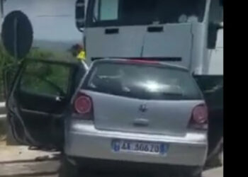 Tjetër aksident në Berat/ Humbi kontrollin e mjetit, 27-vjeçarja plagoset rëndë pasi u përplas me një kamion