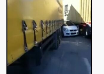 VIDEO/ Aksident i frikshëm në autostradën Tiranë-Durrës, makina ngec mes dy kamionëve të mëdhenj