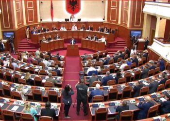 “Dje më thirre si e pataksur”/ Alibeaj dhe Berisha në një mendje, të dy kërkojnë të hapet debati në parlament