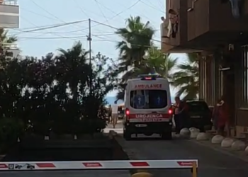 E rëndë në Durrës/ Hyri për t’u larë, mbytet në det 40-vjeçarja. U dërgua në spital, s’mundi të mbijetojë