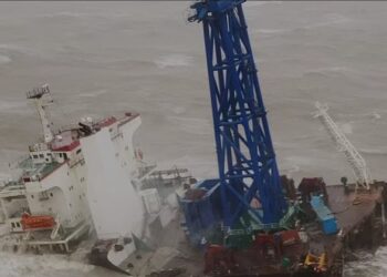 VIDEO/ Shohin vdekjen me sy: Dalin pamjet e frikshme, anija me 30 persona në bord ndahet në dysh e fundoset