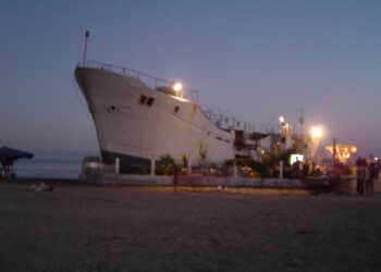 Policia ndërhyn/ Bllokohet një anije në Qerret, dyshohet se ka lëndë narkotike!