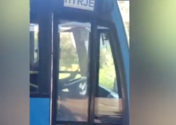VIDEO/ Shoferi i urbanit kapet ‘mat’, drejton autobusin me telefon në dorë! Gjobitet me 8000 lekë