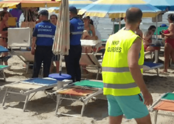 VIDEO/ FNSH aksion në Ksamil, sekuestrohen 300 shezlonge të tjera