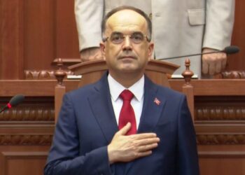 Bajram Begaj betohet si president në Kuvend, deputetët çohen në këmbë për të nderuar himnin kombëtar