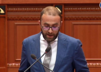 “E ka marrë emrin Drejtësi e Re, por vijon të jetë e vjetër”/ Bardhi: Godet të vobektit, por jo ata që ndërtojnë para Parlamentit