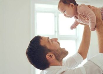 Burrat do marrin dy muaj pushim për të rritur fëmijët/ Miratohen ndryshimet në Kodin e Punës