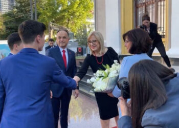 Betohet pas pak si president/ Begaj mbërrin në Kuvend me bashkëshorten dhe fëmijët, priten Lindita Nikolla