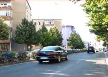 FOTO/ Bajram Begaj lë banesën e tij dhe i drejtohet Parlamentit për t’u betuar si President