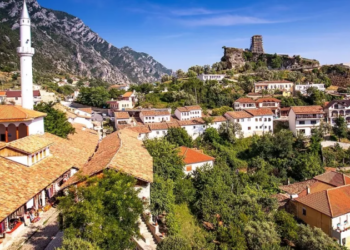 Shqipëria ishte e mbyllur për botën për një kohë të gjatë. Tani po pushton zemrat e turistëve. Pse?