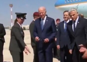 VIDEO/ ‘Po tani ç’të bëj?’ Gafa e radhës e Bidenit, i çorientuar sapo zbret nga avioni në Izrael