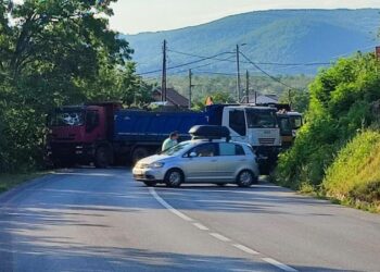 Serbët bllokuan rrugët në veri/ Përgjigjet policia e Kosovës, mbyll dy pika kufitare. Ja thirrja për qytetarët