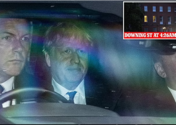 Boris Johnson refuzon të dorëzojë detyrën, edhe pse 45 anëtarë të qeverisë kanë dhënë dorëheqjen