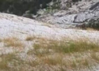 FOTO/ Tirana po ‘digjet’ nga i nxehti afrikan, Librazhdi e Skrapari zbardhen nga breshëri