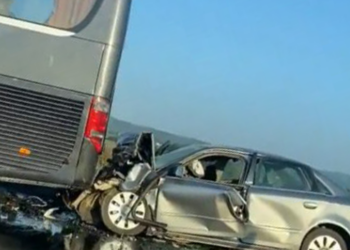 Aksident tragjik në Kosovë, makina përplaset me autobusin/ Vdesin dy persona, 2 fëmijë të plagosur