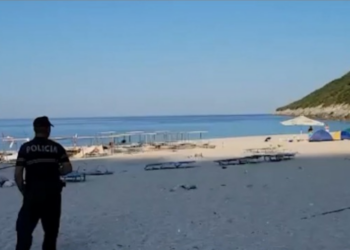 Hiqen 130 çadra dhe shezlongë në plazhin e Gjipesë/ Ishin vendosur pa leje. Nën hetim 4 persona