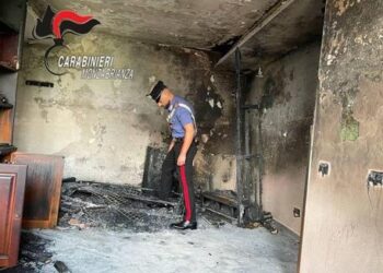 I vë flakën banesës dhe mbyllet brenda/ “Çmendet” shqiptari në Itali, sulmon me grushte karabinierët