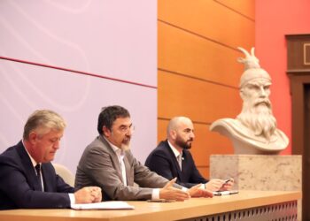 “Do përgjigjeni personalisht”/ Çuçi mbledh krerët e policisë përgjatë bregdetit: Zero tolerancë për muzikën përtej orarit dhe motorat e ujit që rrezikojnë pushuesit