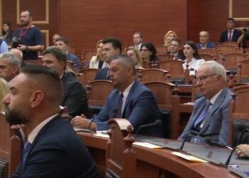 “Sfida” ndaj Berishës/ Nga Basha, te Alibeaj e Kryemadhi, kush janë deputetët e opozitës që morën pjesë në seancën për betimin e Begajt si president. Munguan…!