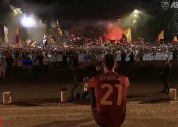VIDEO/ Prezantimi si GLADIATOR. Dybala përlotet para tifozerisë së Romës, pritet me spektakël nga verdhekuqtë