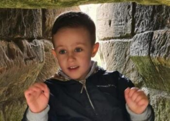 FOTO/ “Ia bëmë dhuratë dhe u fiksua pas saj”! 5-vjeçari fut kokën në tullumbacen me formë dinosauri dhe vdes nga asfiksia