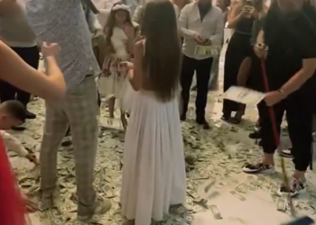 VIDEO / “Leku lumë” në dasmën shqiptare, Bes Kallaku dhe Mateus Frroku “lahen” me dollarë