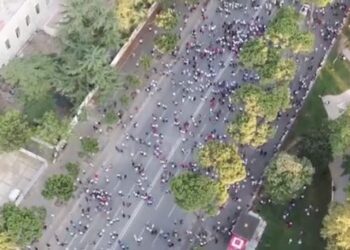 VIDEO/ Pamje me dron nga protesta e Berishës para Kryeministrisë, ja pjesëmarrja