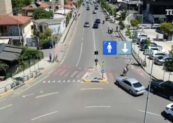 Me shpejtësi te vijat e bardha/ Droni ndjek shoferët nëpër Tiranë, gjoba për shkelësit