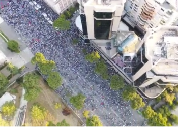 VIDEO/ Pamjet nga lart me dron në kulmin e protestës, pjesmarrja e plotë