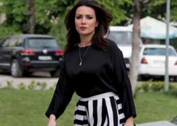 VIDEO/ Grida Duma i jep “leksione” brezit të ri: Ja si hapen këmbët… dhe si duhet të qëndroni kur jeni lart