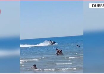 VIDEO/ Kreu manovra të rrezikshme me “Jet ski” pranë pushuesve në Durrës: Gjobitet 25-vjeçari, mjeti lundrues bllokohet