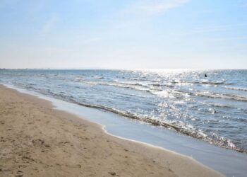 Vdekje misterioze/ Gjendet i pajetë në bregdetin e Durrësit 22-vjeçari, ja dyshimet e policisë