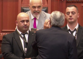 Momente tensioni në sallë/ Berisha shkon drejt Ramës: O burracak, i pafytyrë. Ndërhyn garda
