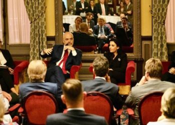 ‘Kërkonte blinda dhe njerëz të armatosur’/ Rama rrëfen historinë me VIP-in: Më morën urgjent, mendova se kishte bombë në aeroport