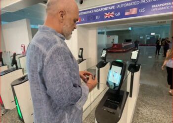 Rama teston i pari sistemin e leximit të pasaportave në aeroportin e Rinasit: S’ka më shih në sy…nga polici