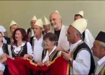 “Nisën punimet e para në janar 2007, po i sosi Edi Rama”/ Kryeministri pritet me këngë në tunelin e rrugës Kardhiq-Delvinë: Këtu mezi shkonin trimat, tani…
