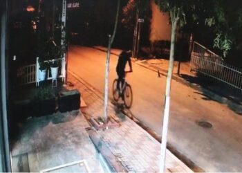 VIDEO/ Të maskuar dhe në mesnatë, ja momenti kur autorët i vendosën eksplozivin servisit në Tiranë