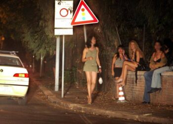 Porosisin eskortën online, por ‘Miranda’ i prishi festën/ Dy shqiptarët bëhen gati për “treshe”, po kur hapin derën…