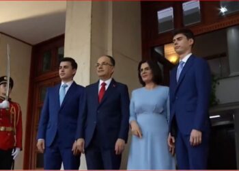 FOTO/ Ikën Meta, Presidenca zyrtarisht me “banorë” të rinj, familja e Presidentit Bajram Begaj hyn në godinë