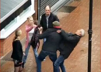 VIDEO/ Skena për të mos u humbur: Familja 5-anëtarshe del për të shijuar disa birra, por pas pijes “kërcet” grushti