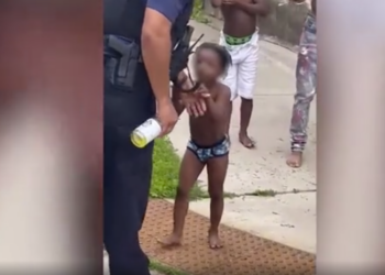 VIDEO/ Gangster lind nuk bëhesh, i mituri me pelena sulmon policin