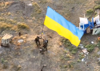 VIDEO/ Ushtria ruse u torhoq nga ishulli i Gjarpërinjve, momenti kur forcat ukrainase rimarrin në kontroll territorin