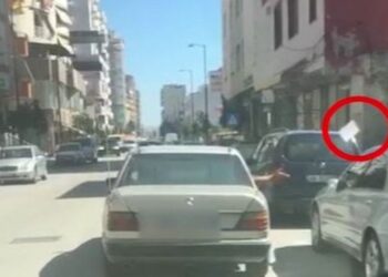 FOTO/ I pa shqetësuar vazhdonte hidhte mbeturina nga makina, gjobitet me 25 mijë lekë shoferi në Fier