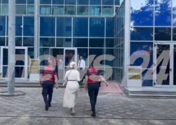 Me fustan të bardhë, çantë e sandale jeshile/Gjyqtarja me akuzë korrupsioni e Elbasanit mbërrin në GJKKO