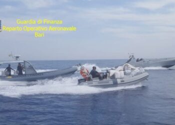 Në ndjekje nga Guardia di Finanza në Vlorë/ Gomonia gjendet sot e djegur në Shëngjin, në kërkim 2 skafistët