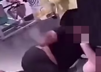 VIDEO/ Dy gra përleshen me grushte brenda një dyqani, tmerrohen blerësit. Burrat bëjnë gallatë e nuk i ndajnë