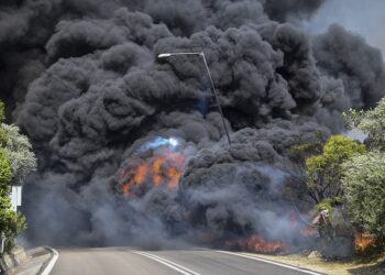 FOTO/ Shteti fqinj në flakë, pamje apokaliptike nga Greqia